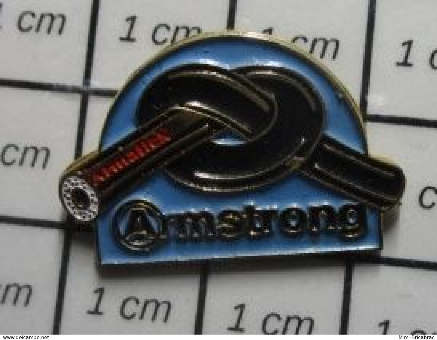 1818A  Pin's Pins / Beau Et Rare / MARQUES / ARMAFLEX ARMSTRONG  SYSTÈME D'ISOLATION FLEXIBLE POUR UNE MAÎTRISE E - Trademarks