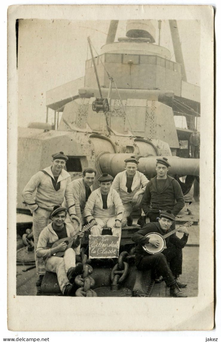 Croiseur DUQUESNE. Groupe De Matelots "attendant La Classe" Carte-photo - Guerre