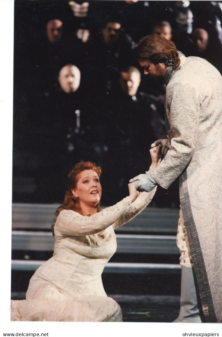 4 PHOTOS OPERA  LOHENGRIN  au  CHATELET  DE WAGNER VU PAR BARENBOIM  et KUPFER  . RENE PAPE et EMILY PAGE / SIPA PRESS