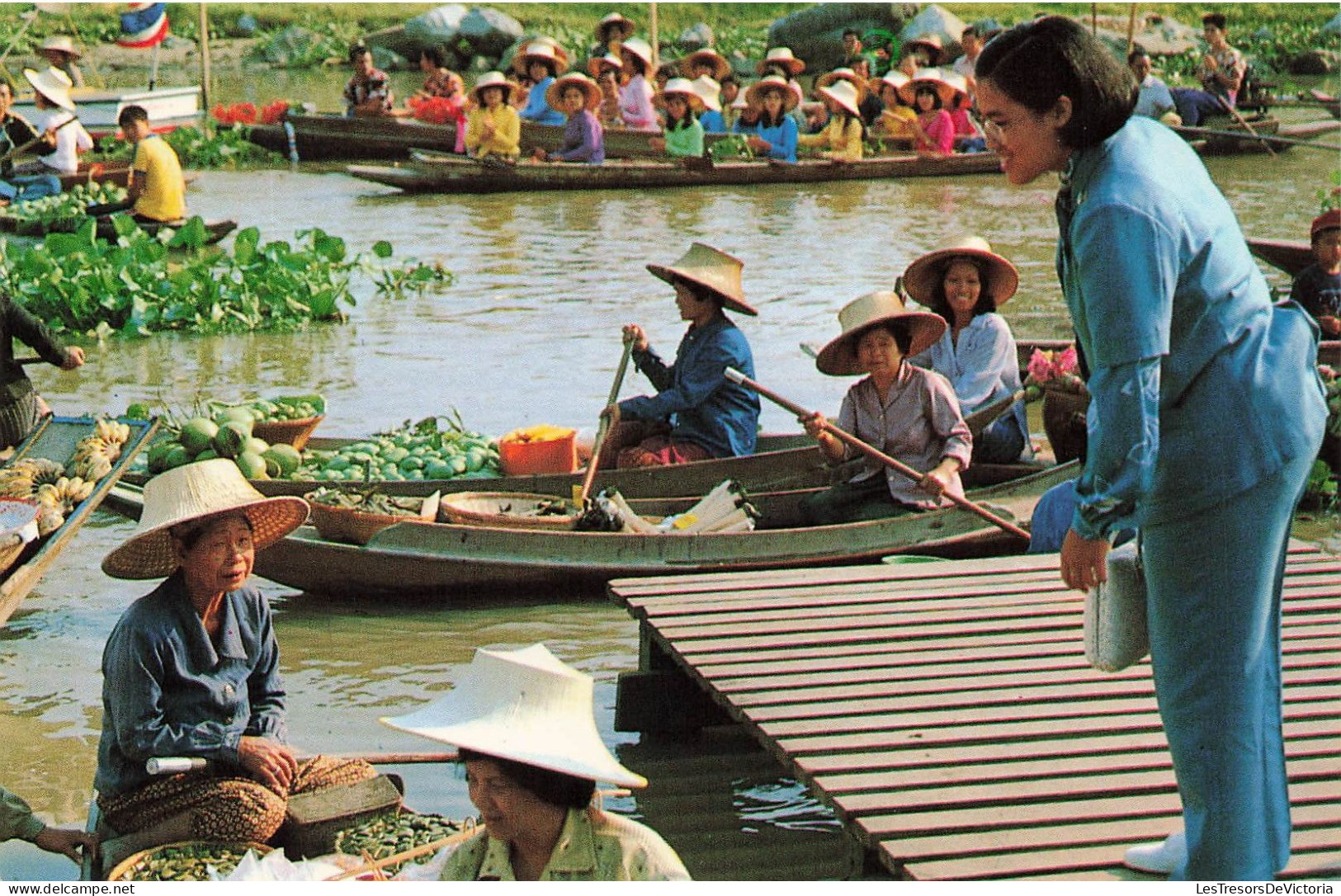 THAILANDE - Hrh Princess Maha Chakri Is Chatting With One Of The Boatvendors At Bangpa In Floatting Market-Carte Postale - Thaïlande