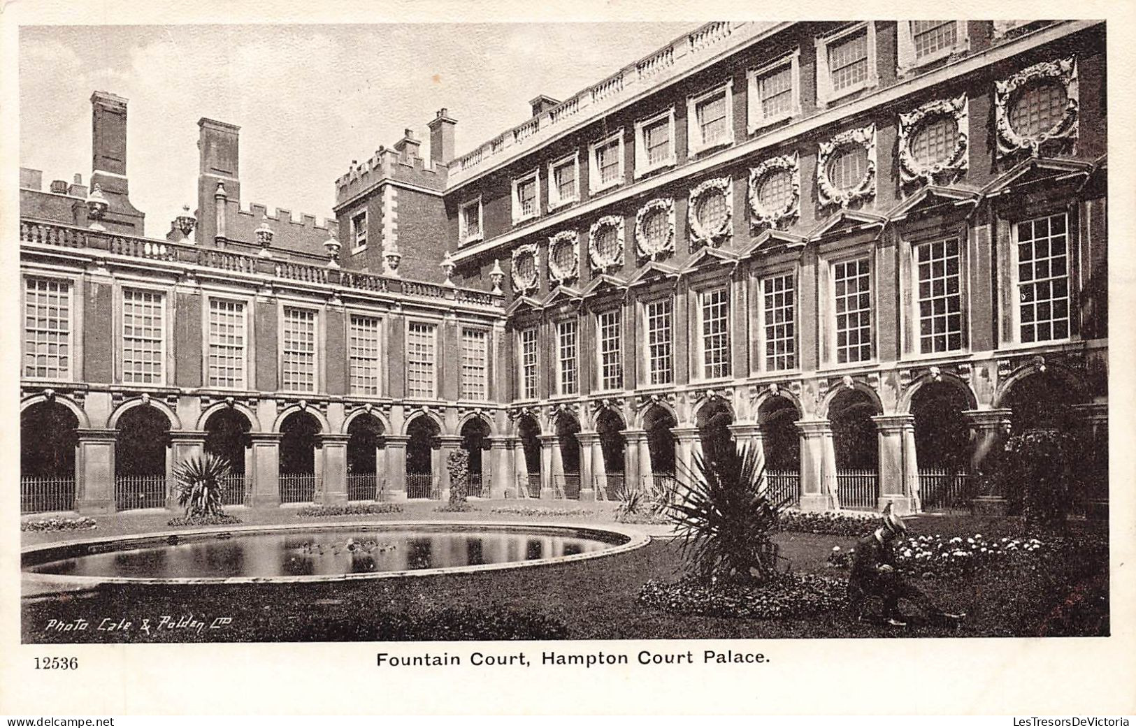 ROYAUME-UNI - Angleterre - London - Hampton Court Palace - Fountain Court - Carte Postale Ancienne - Hampton Court