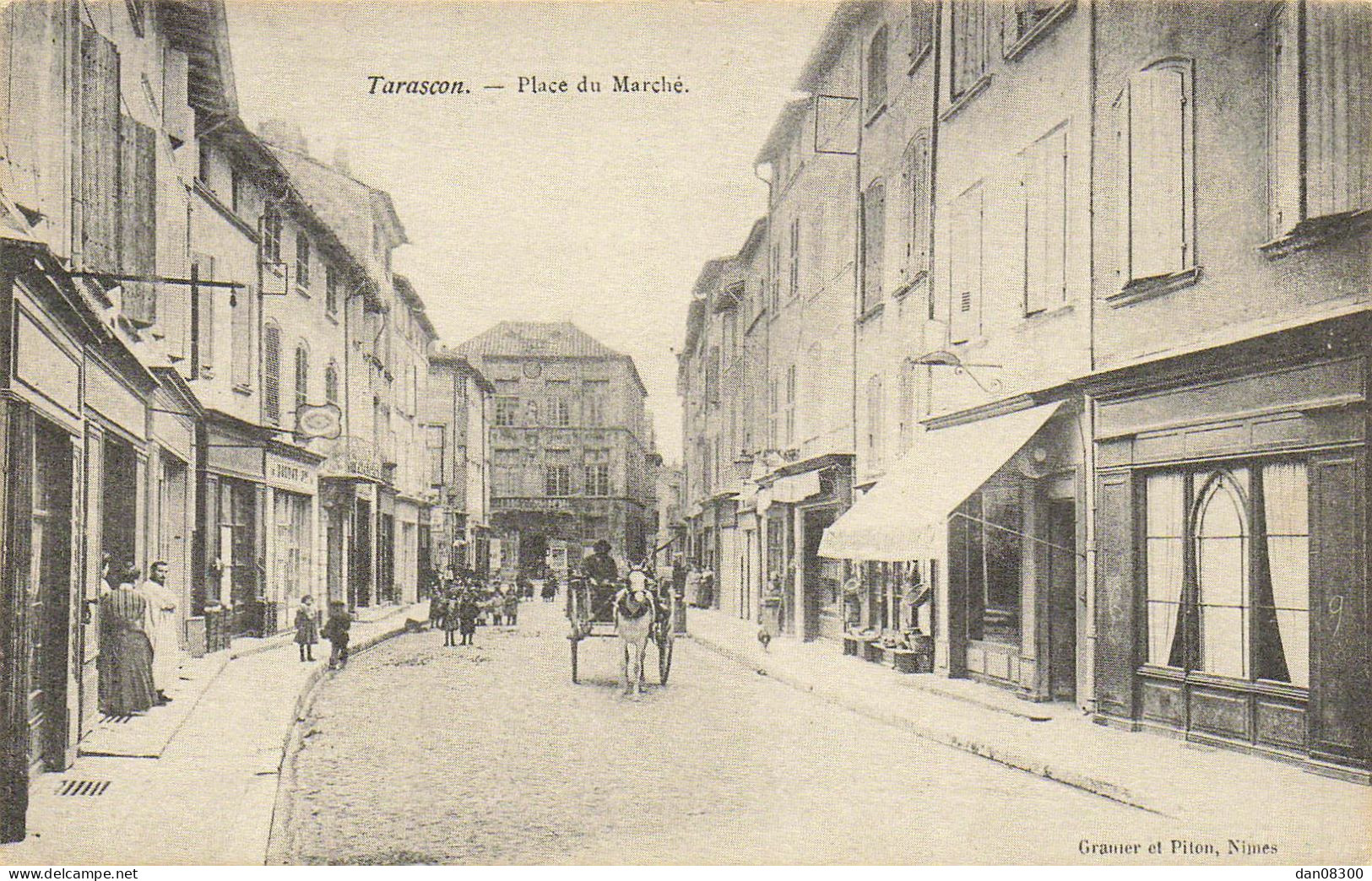 13 TARASCON PLACE DU MARCHE ANIMEE ATTELAGE - Tarascon