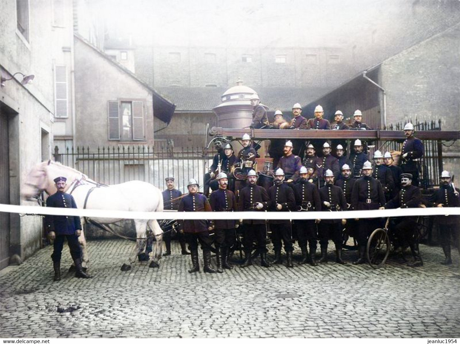POMPIERS  EN 1900     TIRAGE MODERNE D APRES PLAQUE PHOTO RECOLORISEE PAR MES SOINS - Sapeurs-Pompiers