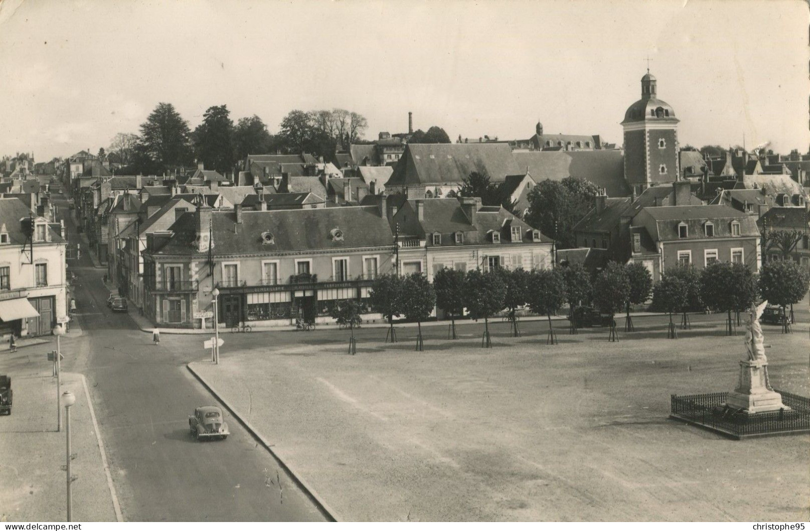 72.n° 25288. Chateau Du Loir .place De L Hotel De Ville. Carte Postale Photo. Cpsm . - Chateau Du Loir