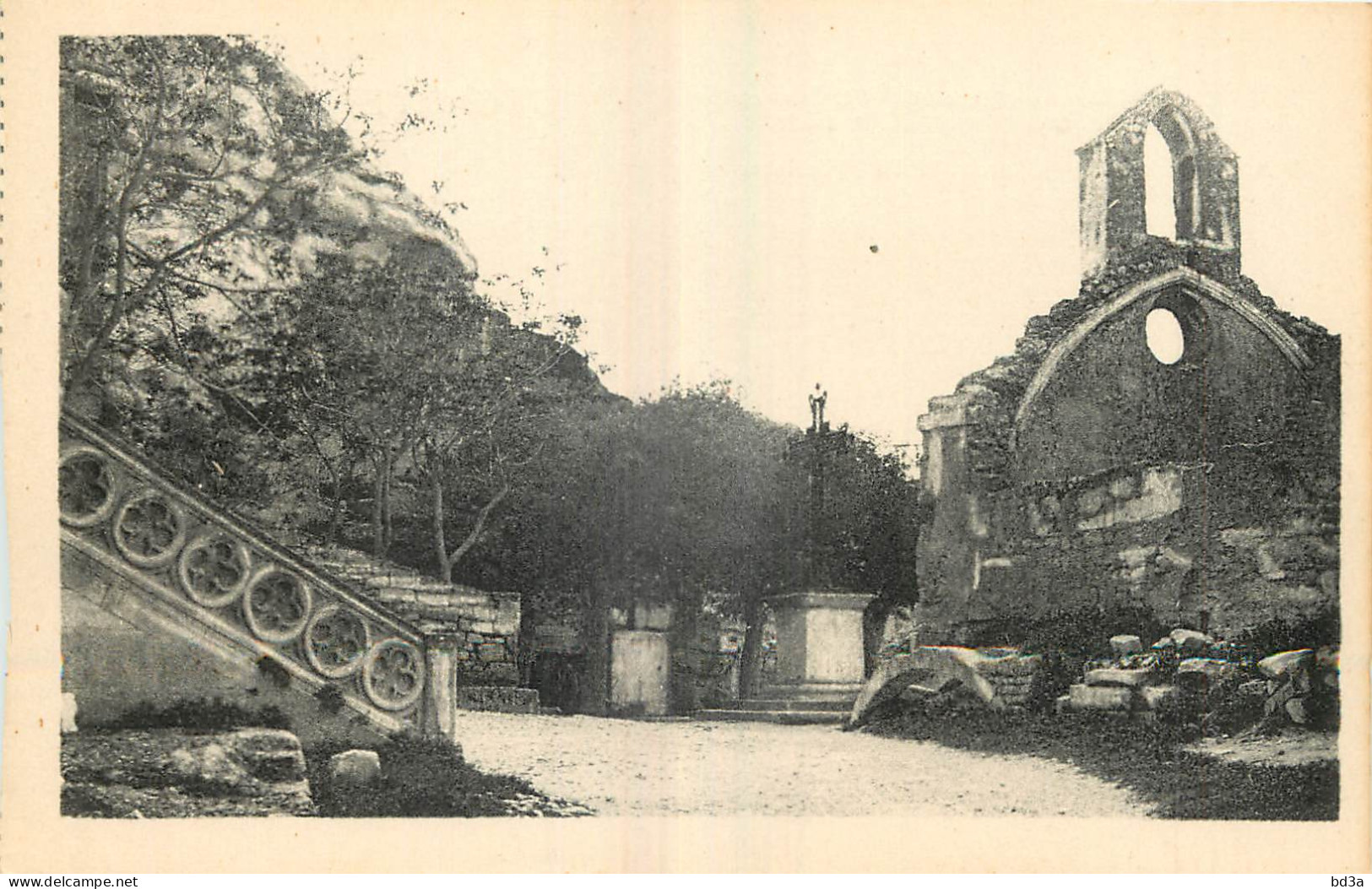 13 - LES BAUX - PLACE DE L'EGLISE ET CHAPELLE DES PENITENTS BLANCS XVIe SIECLE - Edit. J. George - 225 - Les-Baux-de-Provence