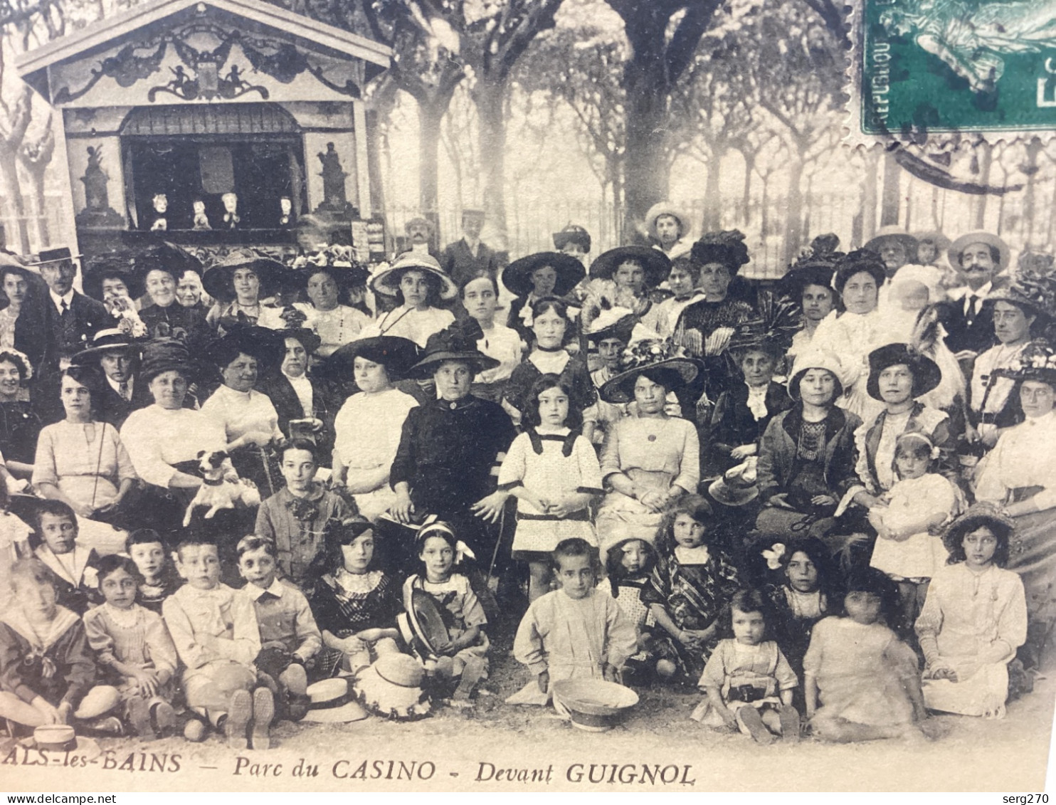 ARDECHE- VALS LES BAINS-UN BAL D'ENFANTS DANS LE PARC DU CASINO  Devant Guignol  ANIMEE - Vals Les Bains