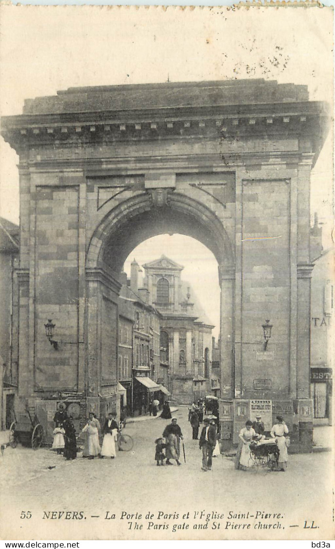 58 - NEVERS - LA PORTE DE PARIS ET L'EGLISE SAINT PIERRE - LL - 55 - Nevers