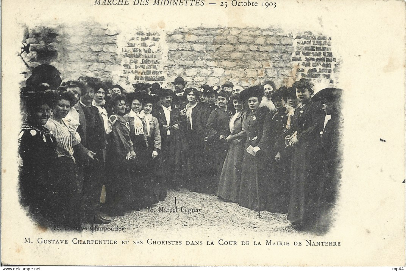 20   ---  92  NANTERRE  Marche Des Midinettes  Gustave Charpentier Et Ses Choristes Dans La Cour De La Mairie - Nanterre