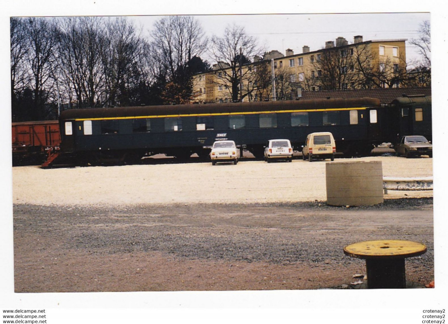 PHOTO Originale TRAINS Wagon De Cantonnement SNCF De Service Ancienne Voiture Voyageurs De 1ère Classe Peugeot 504 - Treinen