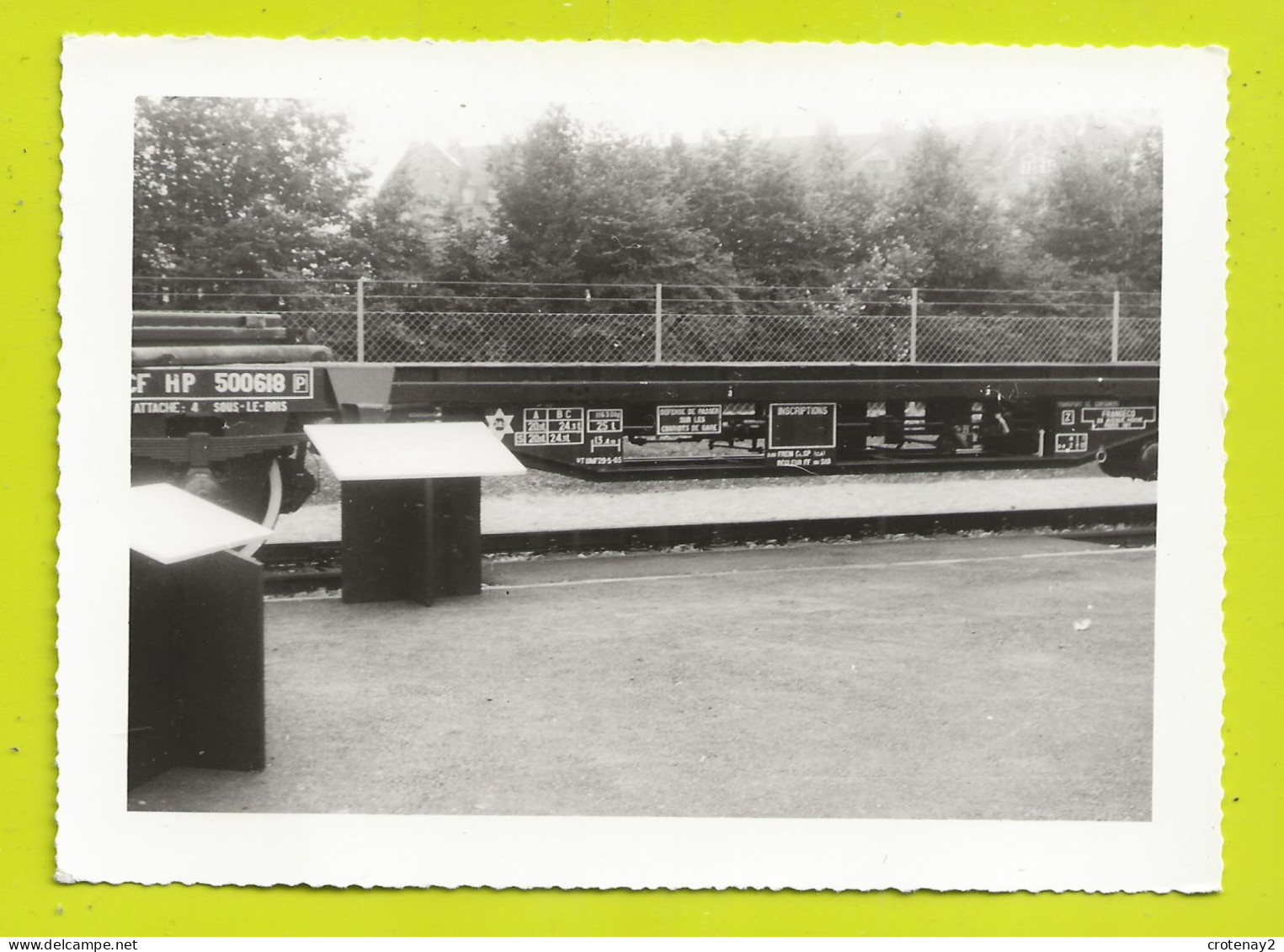 PHOTO Originale TRAINS Train Wagon Plat SNCF Porte Containers FRANGECO Gare D'attache Sous Le Bois En 1965 - Trains