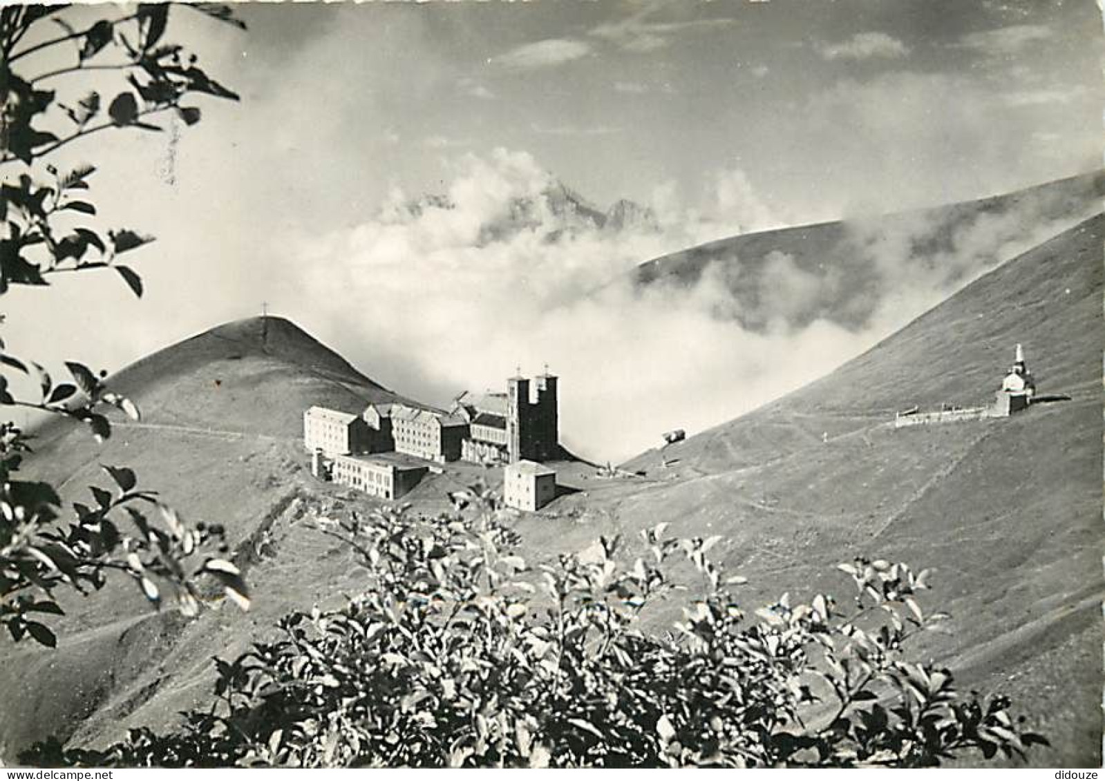 38 - La Salette - Pèlerinage De Notre Dame De La Salette - Tempête De Nuages Autour Du Planeau - Mention Photographie Vé - La Salette