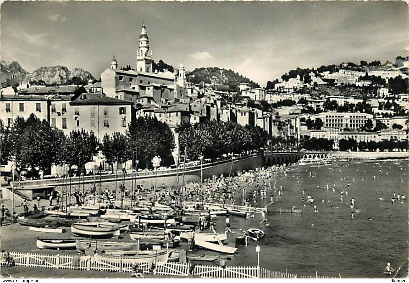 06 - Menton - La Vieille Ville, Le Quai Bonaparte Et La Plage Des Sablettes - Animée - Scènes De Plage - Carte Dentelée  - Menton