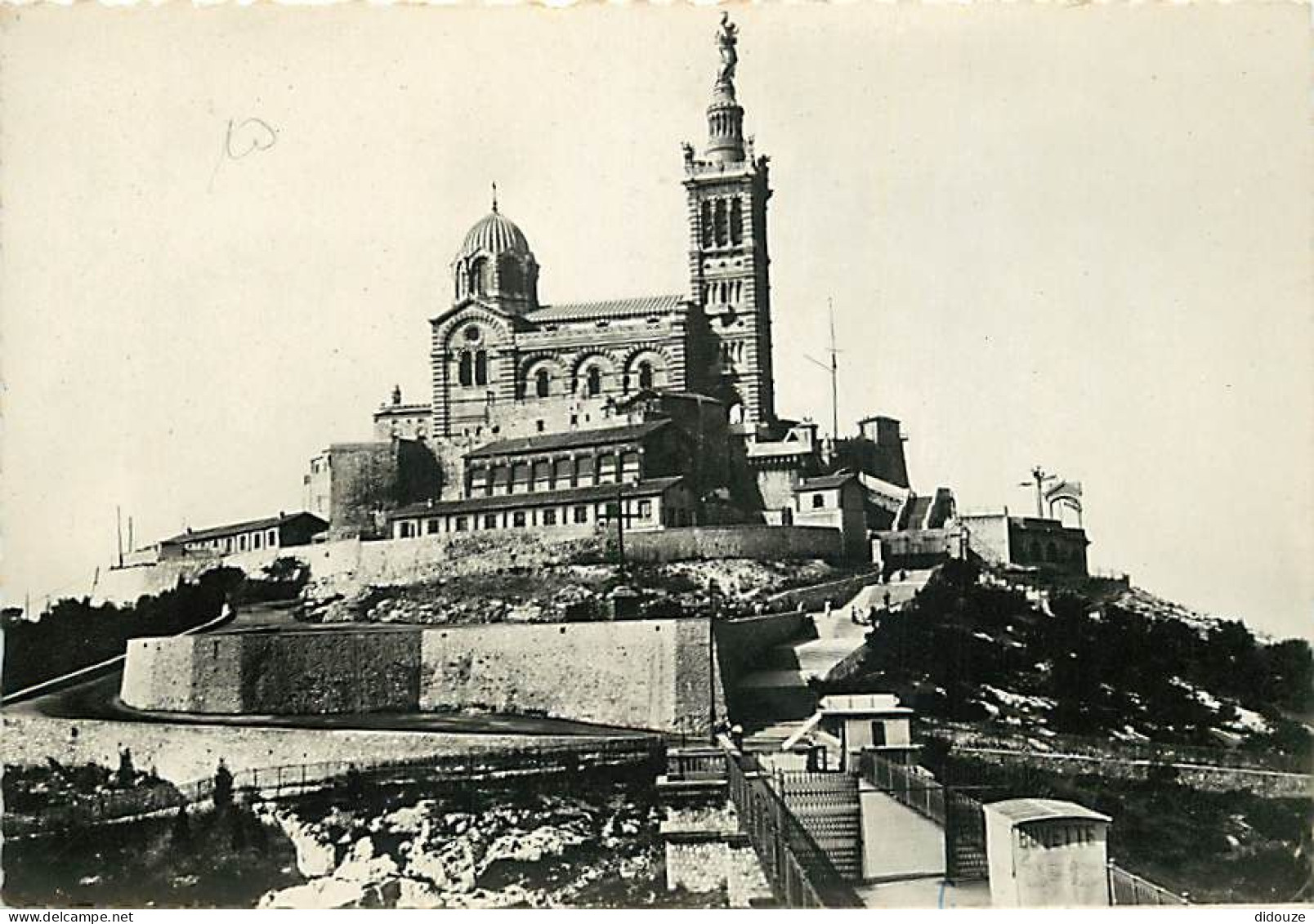 13 - Marseille - Basilique De Notre-Dame De La Garde - CPSM Grand Format - Carte Neuve - Voir Scans Recto-Verso - Notre-Dame De La Garde, Aufzug Und Marienfigur
