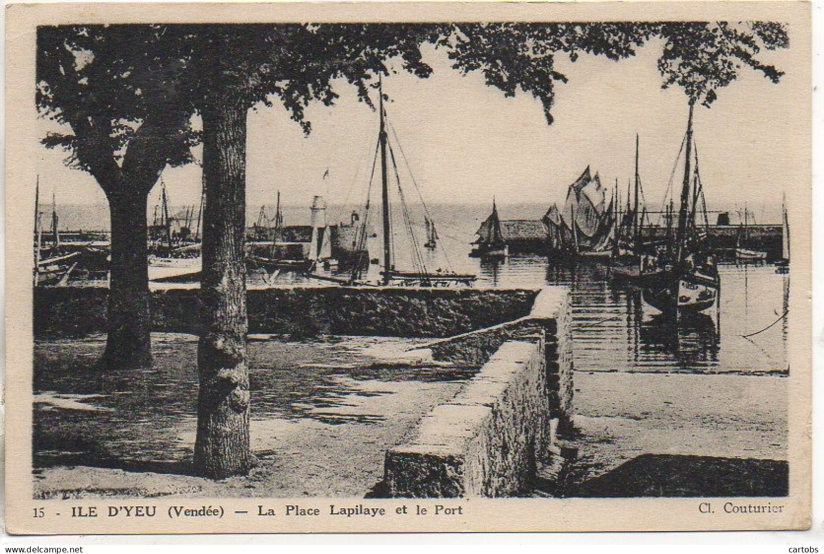 85 ILE D'YEU - La Place Lapilaye Et Le Port  (carte Pas Courante) - Ile D'Yeu