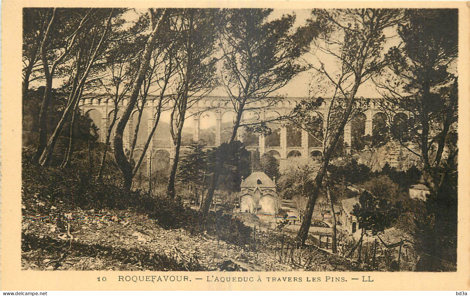 13 - ROQUEFAVOUR - L'AQUEDUC  A TRAVERS LES PINS - LL - 10  - Roquefavour