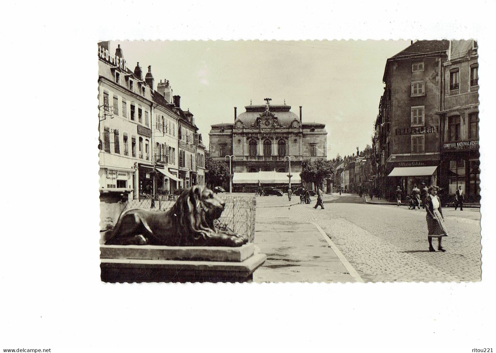 Cpm - 39 -  Lons Le Saunier Les Bains - Jura - Place De La Liberté - Théâtre -  Chapellerie Animation Statue Lion - Lons Le Saunier