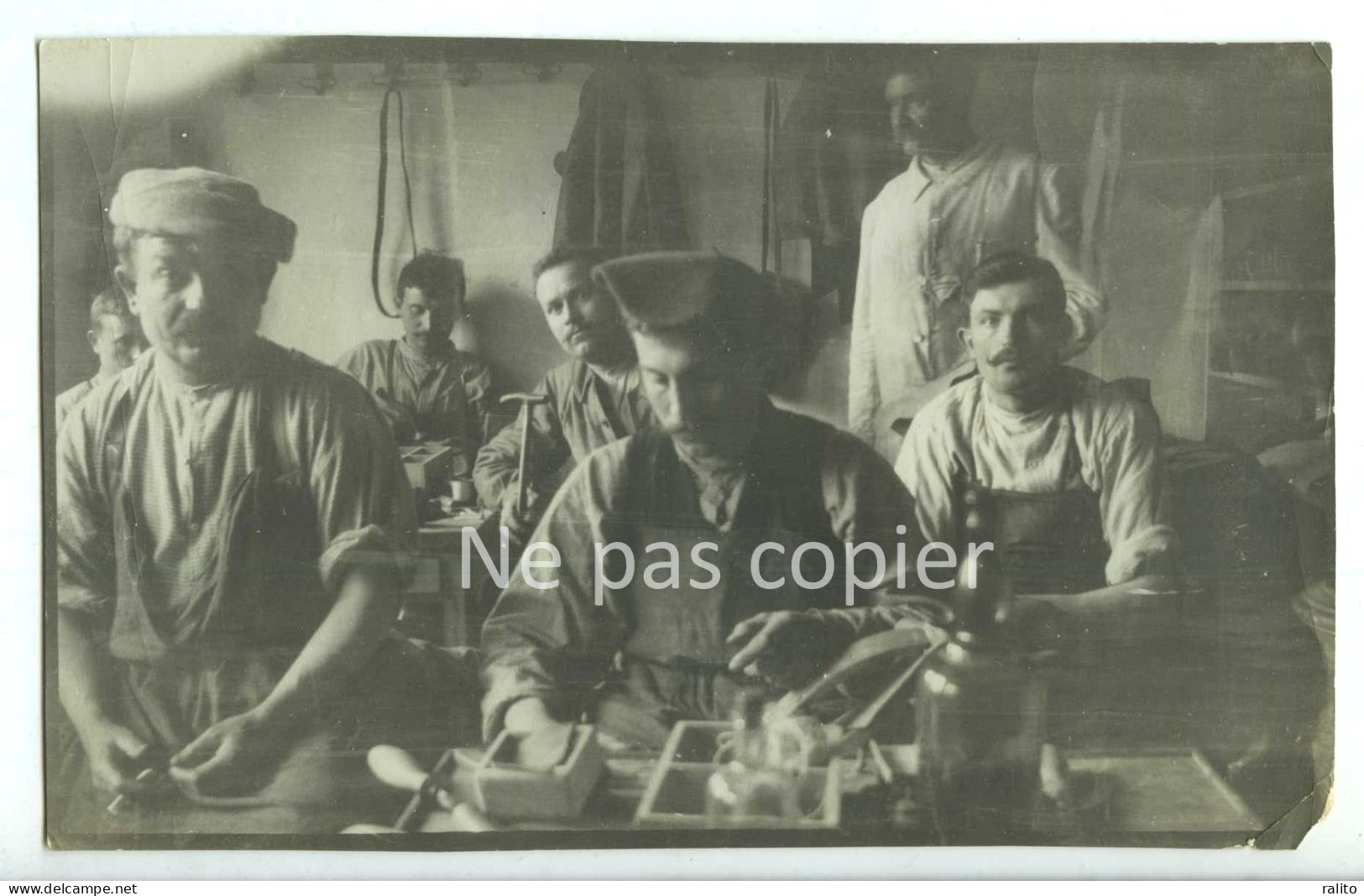 UN ATELIER Vers 1910 Ouvriers Artisans Photo 13 X 22 Cm Travailleurs - Other & Unclassified