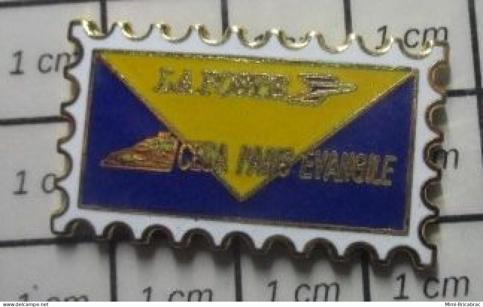 715D Pin's Pins / Beau Et Rare : POSTES / LA POSTE PARIS EVANILE EN FORME DE TIMBRE - Mail Services