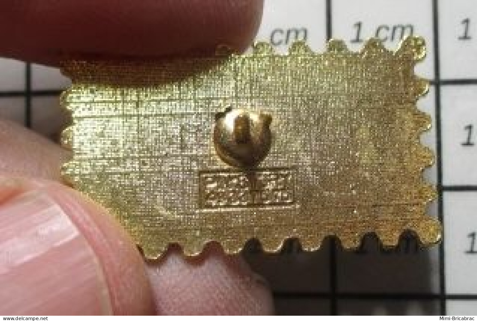 715D Pin's Pins / Beau Et Rare : POSTES / LA POSTE PARIS EVANILE EN FORME DE TIMBRE - Postes