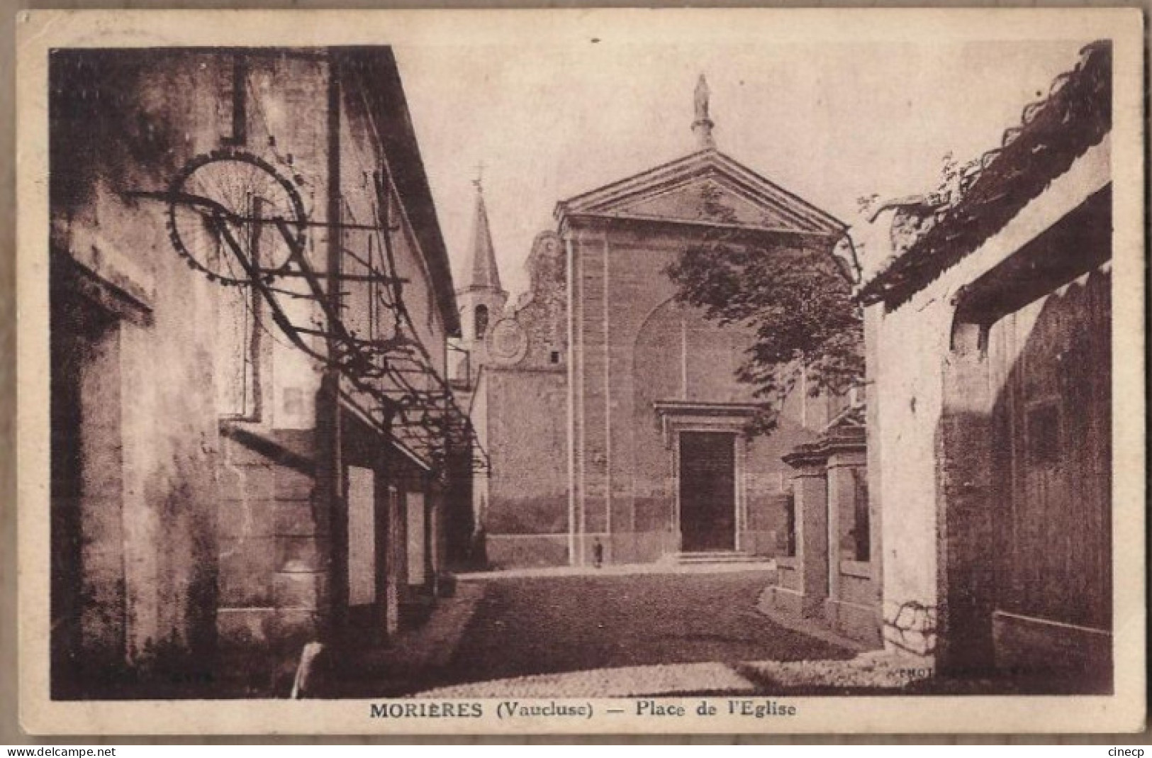 CPA 84 - MORIERES - Morières - Place Del'Eglise - TB PLAN CENTRE VILLAGE - Morieres Les Avignon