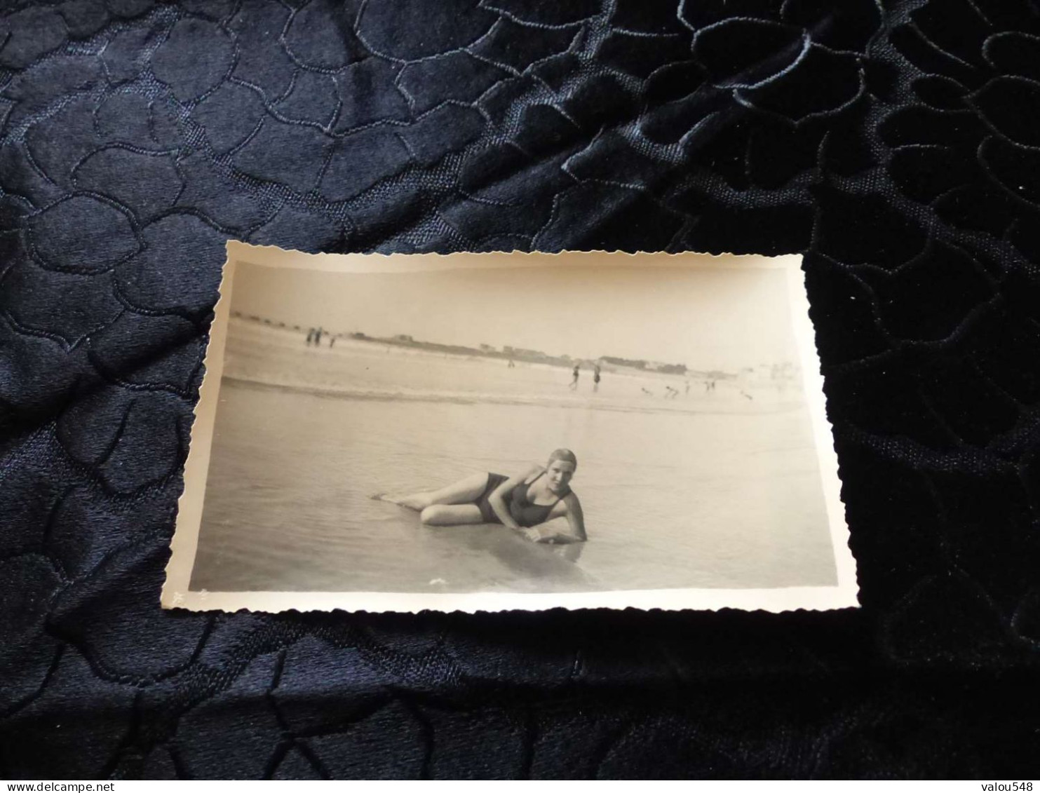 P-100 , Photo Les Sables D'Olonne, Femme En Maillot Et Bonnet De Bain Allongé , 1935 - Cars