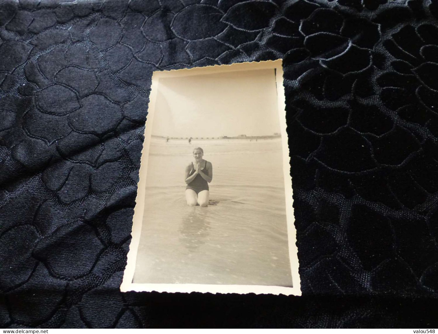 P-102 , Photo Les Sables D'Olonne, Femme En Maillot Et Bonnet De Bain  S'agenouillant Et Priant, 1935 - Coches