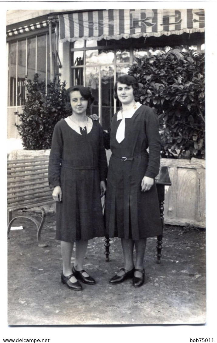 Carte Photo De Deux Jeune Femme élégante Sur La Terrasse D'un Restaurant Vers 1920 - Personnes Anonymes