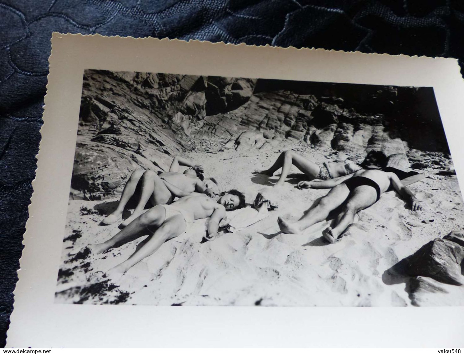 P-106 , Photo , Groupe Sur La Plage Bronzant Dont Femme Aux Seins Nus - Anonymous Persons