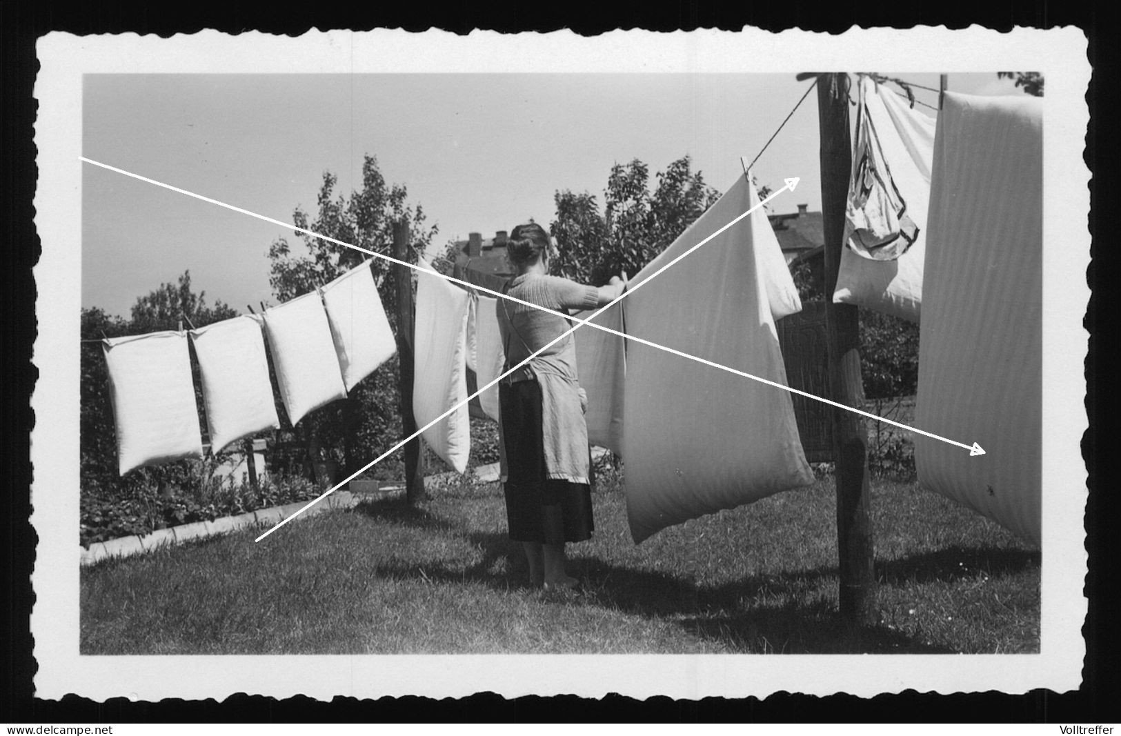 Orig. Foto 30er Jahre Mädchen Hängt Wäsche Auf, Wäscheleine, Girl Hanging Laundry On Clothesline - Personnes Anonymes