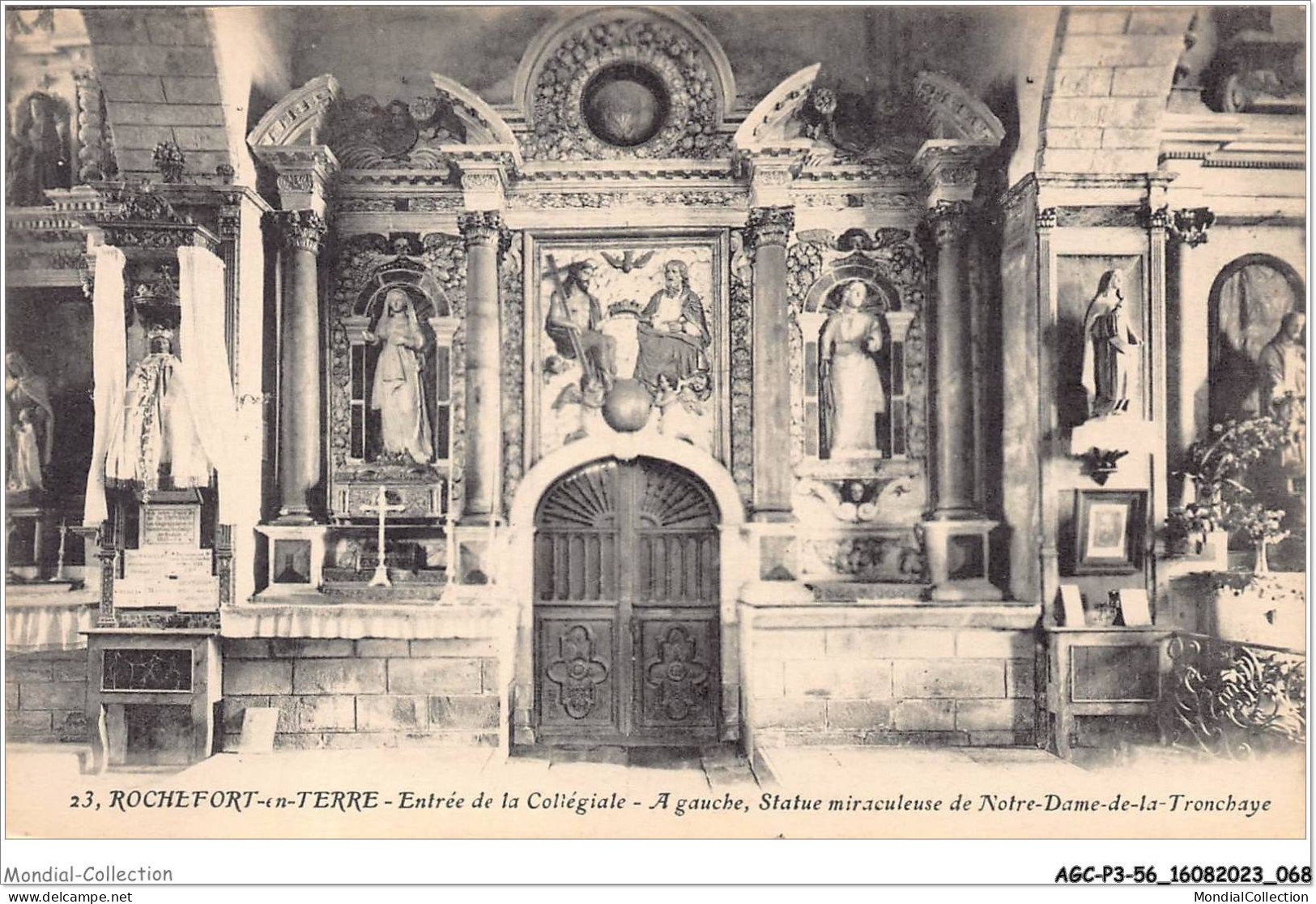 AGCP3-56-0221 - ROCHEFORT-EN-TERRE  - Entree De La Collegiale - A Gauche - Statue Miraculeuse De Notre-dame-de-la-tronch - Rochefort En Terre