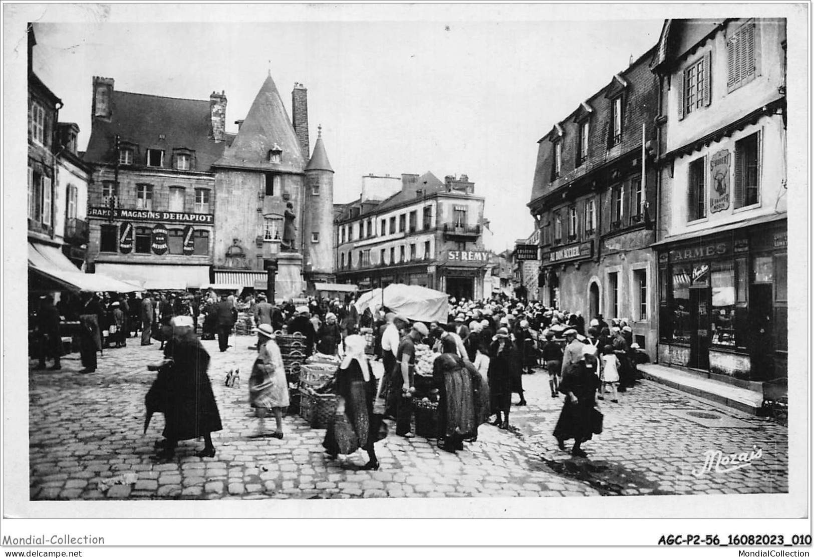 AGCP2-56-0095 - PONTIVY - La Place Du Martray Et Ses Belles Maisons Du XVIe Siecle - Pontivy