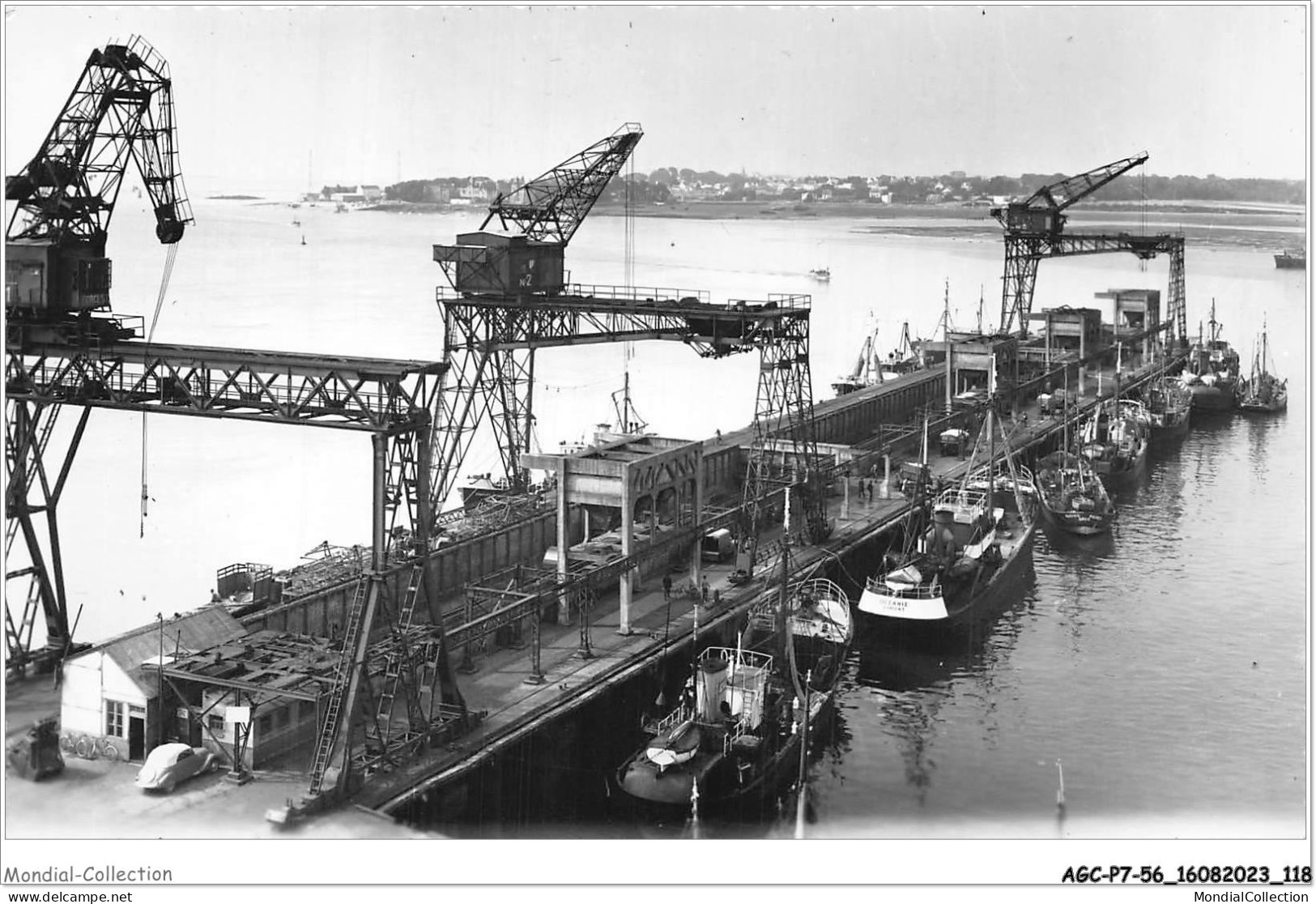 AGCP7-56-0598 - LORIENT - Le Chargement De La Glace Aux Chalutiers - Lorient