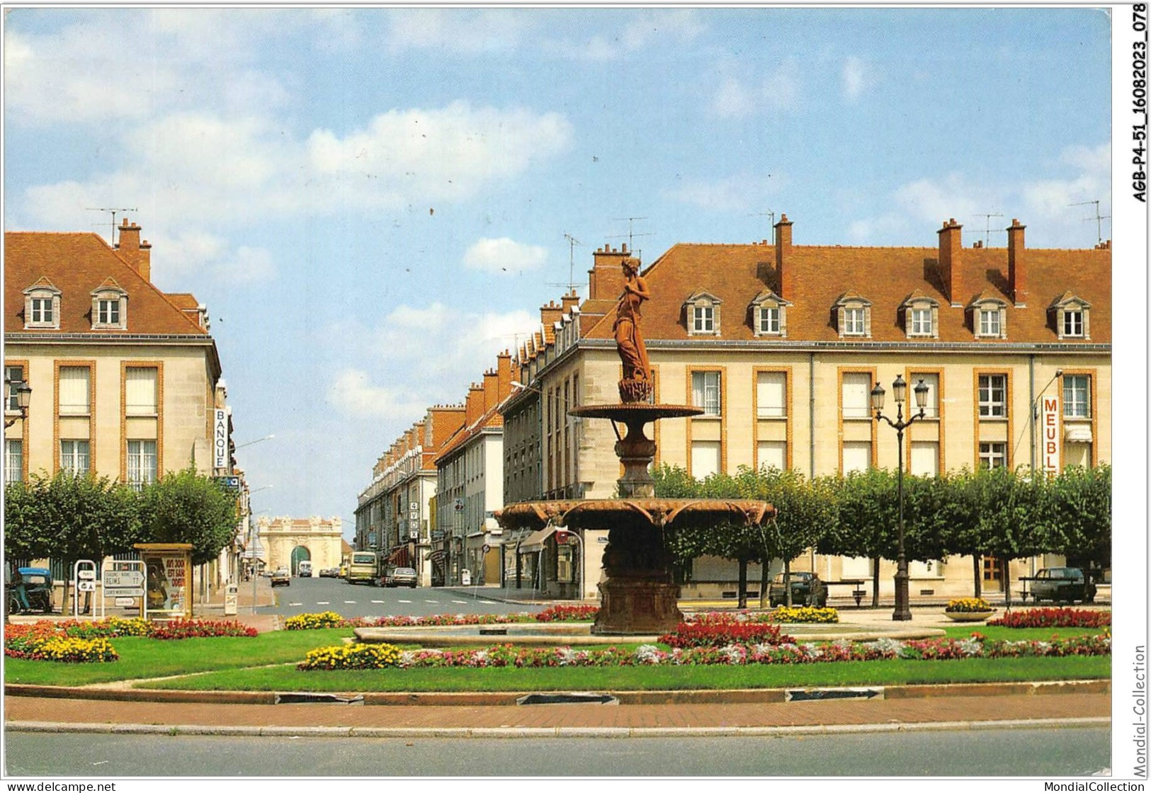 AGBP4-51-0315 -VITRY-LE-FRANCOIS  - La Déesse, Place D'armes - Au Fond La Porte De Pont  - Vitry-le-François