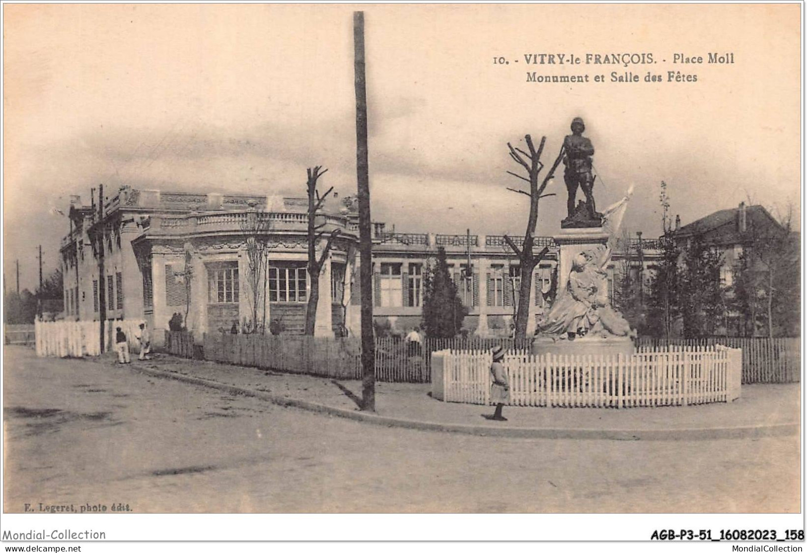 AGBP3-51-0258 -VITRY-LE-FRANCOIS - Place Moll, Monument Et Salle De Fete  - Vitry-le-François