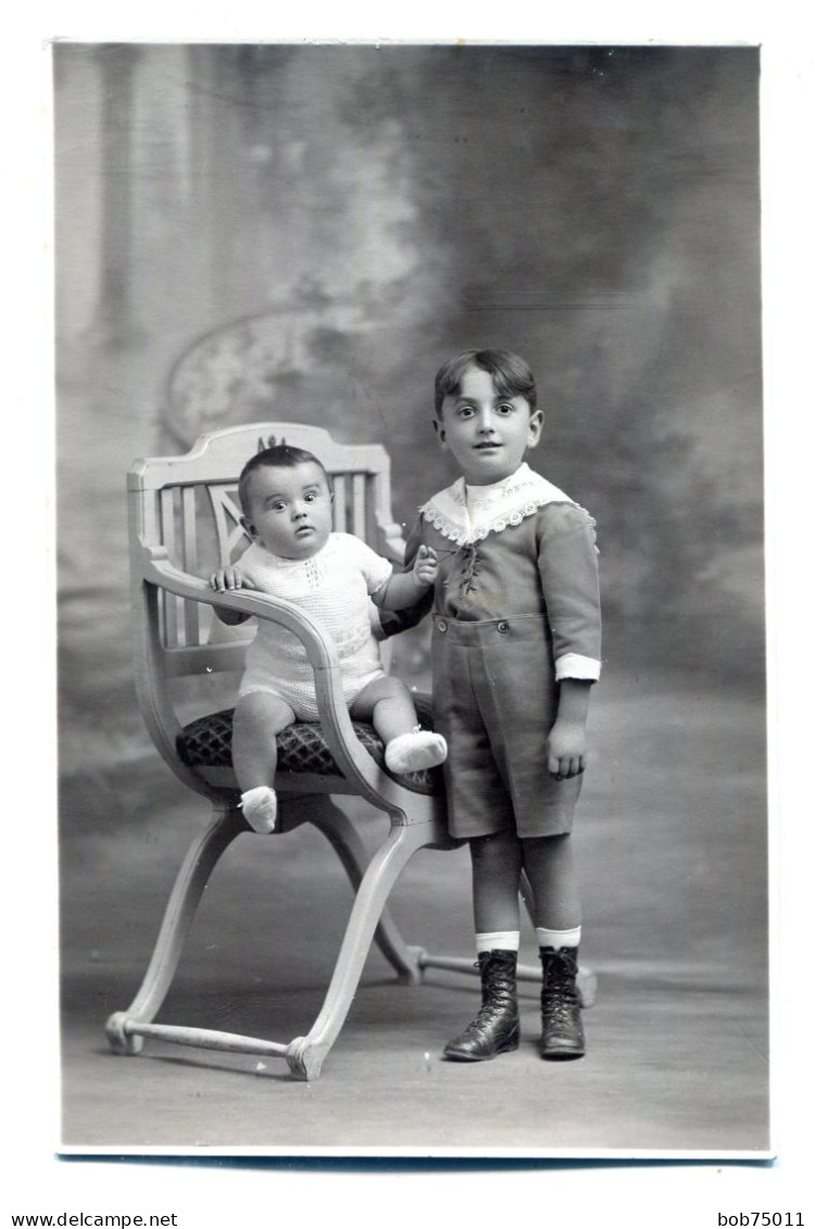 Carte Photo D'un Jeune Garcon élégant Avec Un Petit Garcon Dans Un Studio Photo - Anonymous Persons