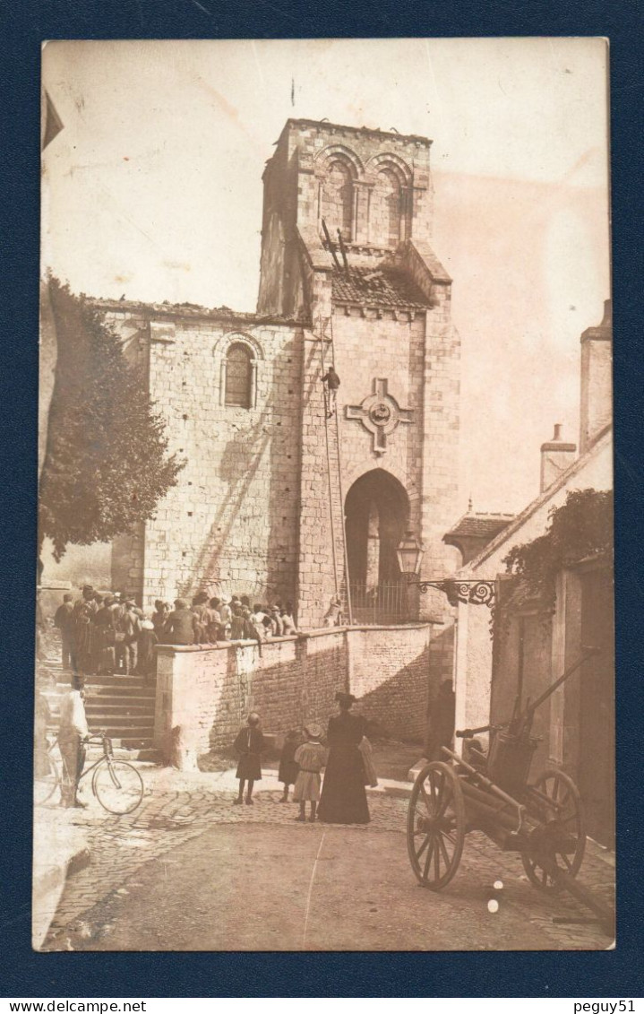 18. Mehun-sur-Yèvre. Eglise Notre-Dame (après Incendie De 1910). Ouvriers Sur L'échelle. Croix Grecque Et Agneau Pascal. - Mehun-sur-Yèvre