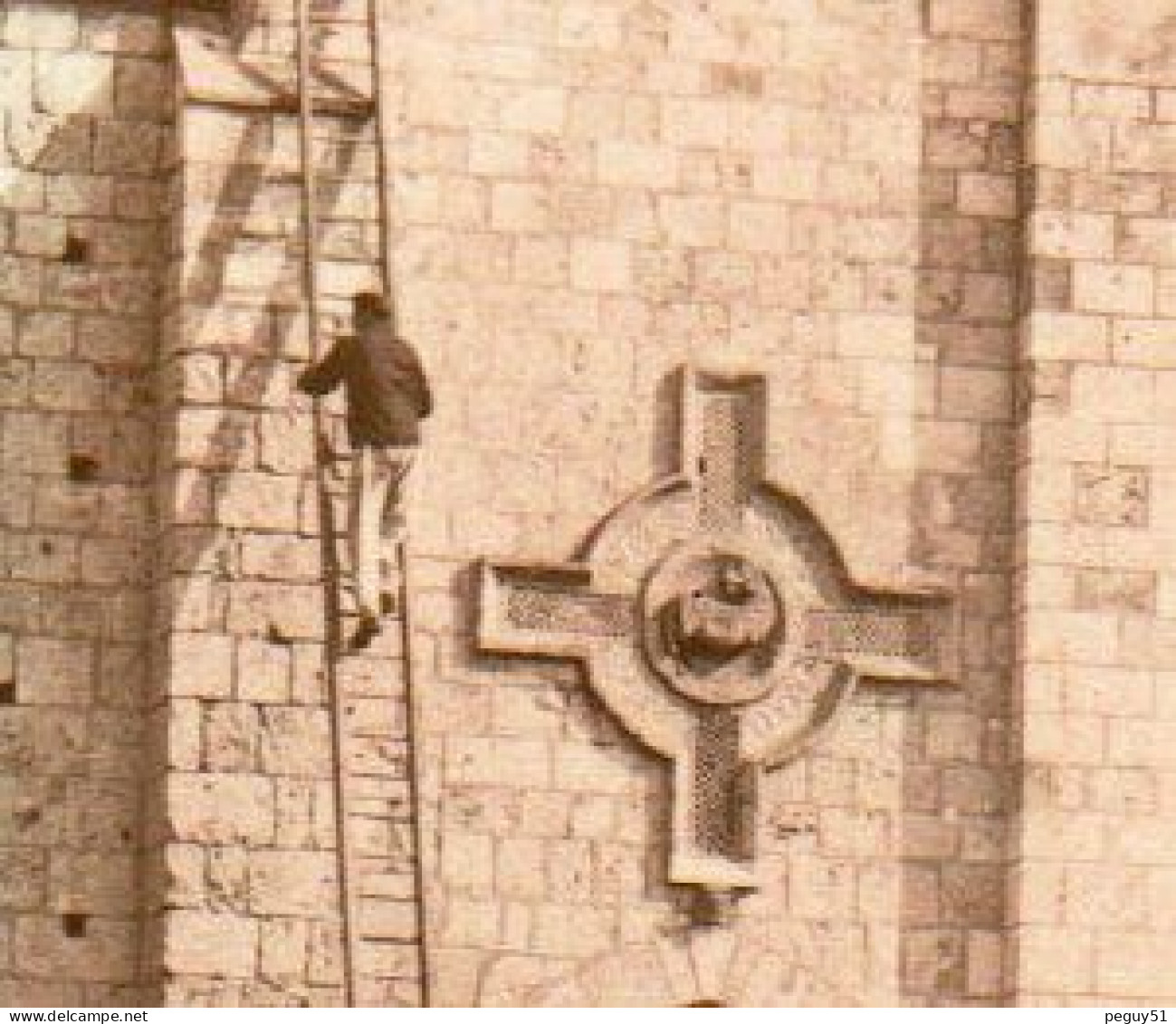 18. Mehun-sur-Yèvre. Eglise Notre-Dame (après Incendie De 1910). Ouvriers Sur L'échelle. Croix Grecque Et Agneau Pascal. - Mehun-sur-Yèvre