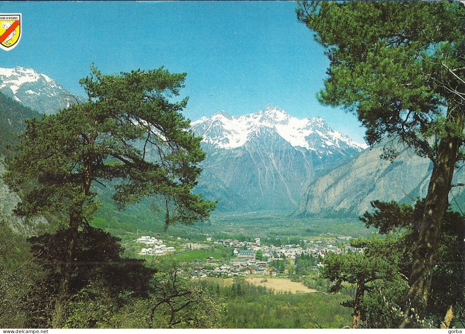 *CPM  - 38 - BOURG D'OISANS - Vue Partielle De La Ville- Massif De Belledonne - Bourg-d'Oisans