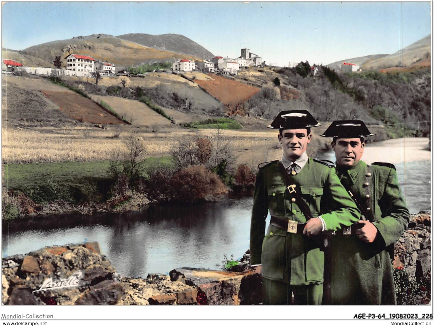 AGEP3-64-0307 - Pays Basque - Les Carabiniers Espagnols En Faction Sur La - BIDASSOA  - Hendaye