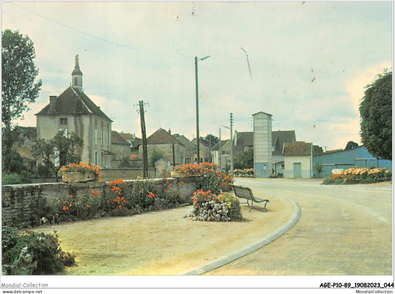 AGEP10-89-0904 - Environs De - ANCY-LE-FRANC - Gland - La Place Et L'église - Ancy Le Franc