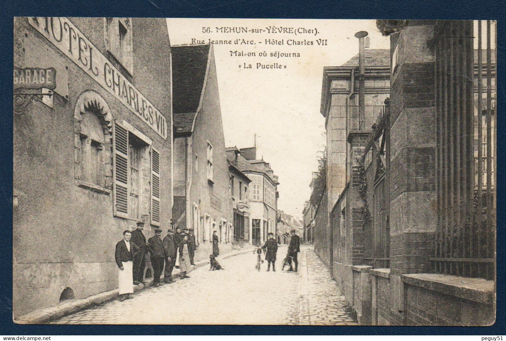 18. Mehun-sur-Yèvre. Rue Jeanne D'Arc. Hôtel Charles VII. Garage.  Maison Où Séjourna La Pucelle. Passants. - Mehun-sur-Yèvre