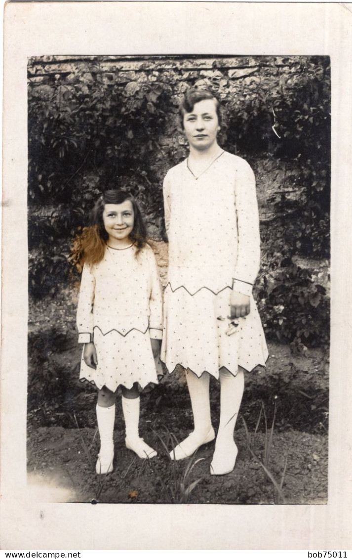 Carte Photo D'une Jeune Fille élégante Avec Une Petite Fille Dans Leurs Jardin - Anonyme Personen