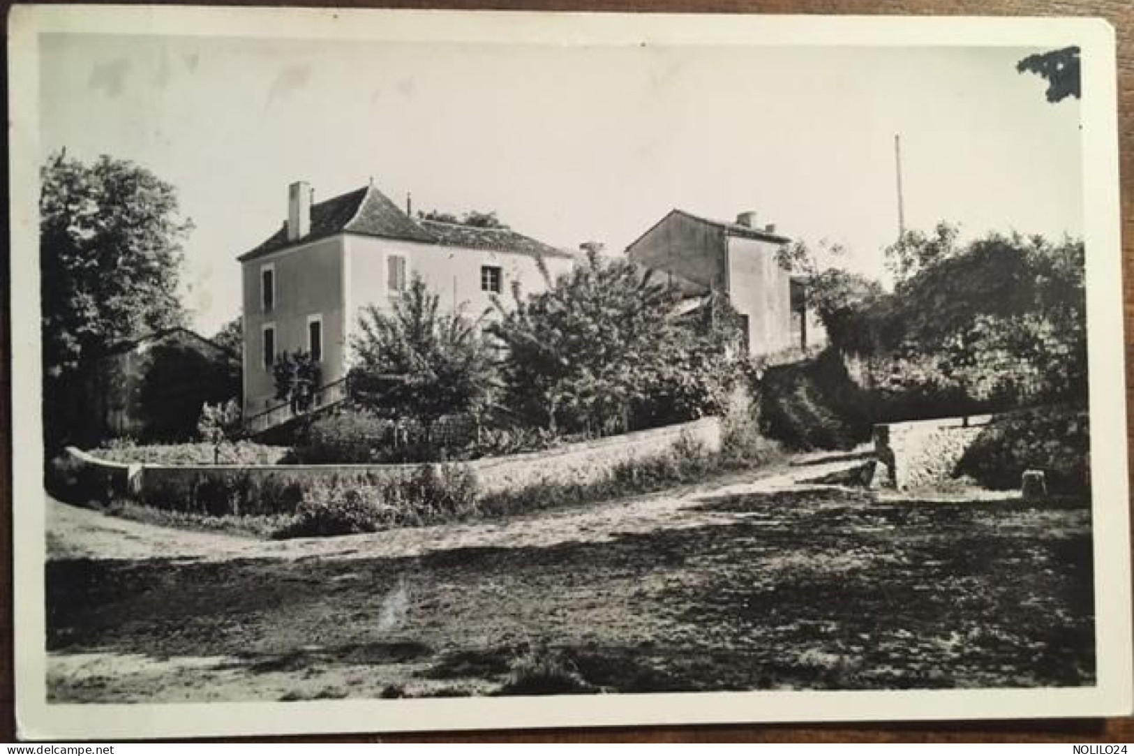 CPSM 24 Dordogne, Faux Place De La Fontaine,  éd Bellugue Faux / Théojac, Non écrite - Autres & Non Classés