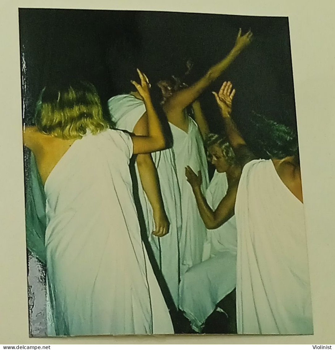 Performance Of Women In White - Anonyme Personen