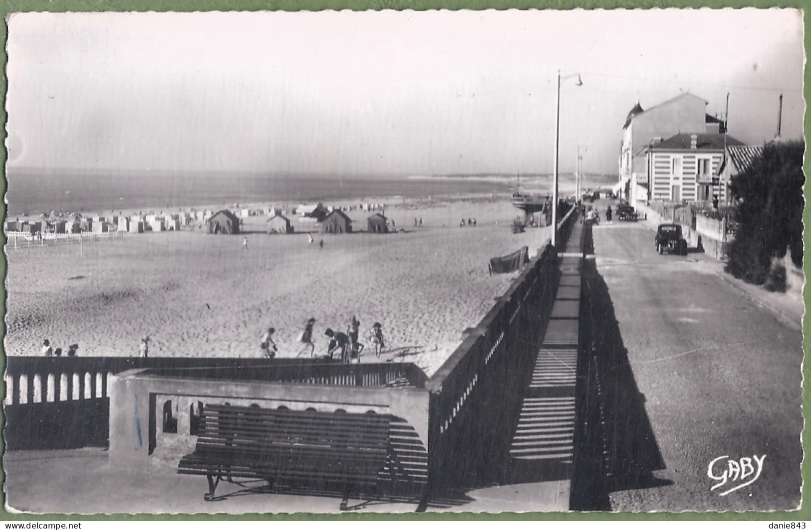 CPSM Format CPA - GIRONDE - SOULAC SUR MER - LES DEUX PONTONS - Petite Animation - Soulac-sur-Mer