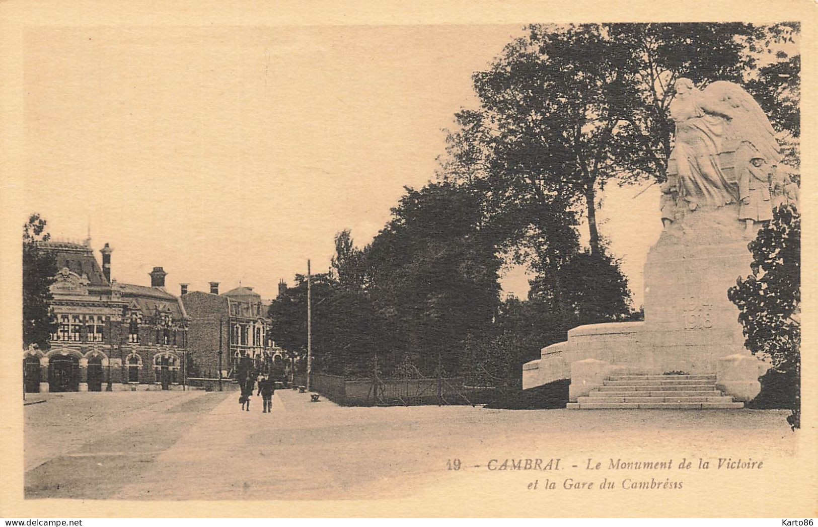 Cambrai * Place , Rue , Monument Notre Dame Et Gare De Cambrésis - Cambrai