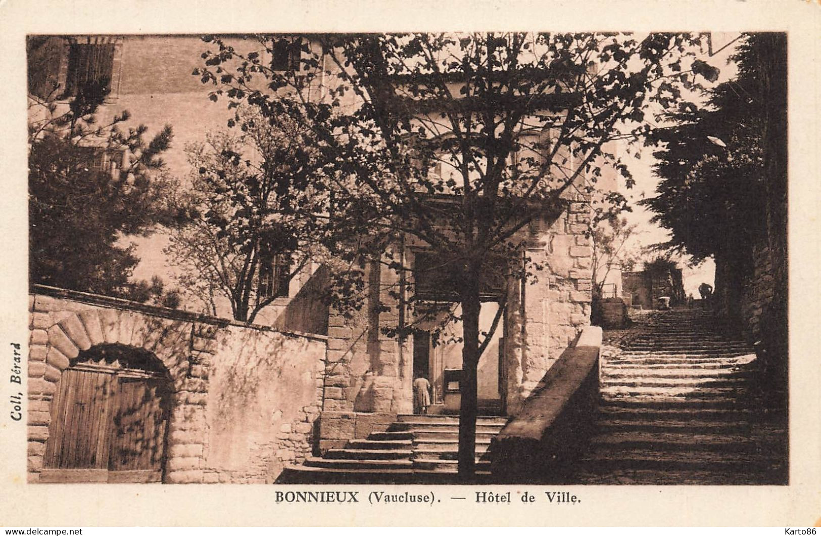 Bonnieux * Les Escaliers Et Hôtel De Ville - Bonnieux