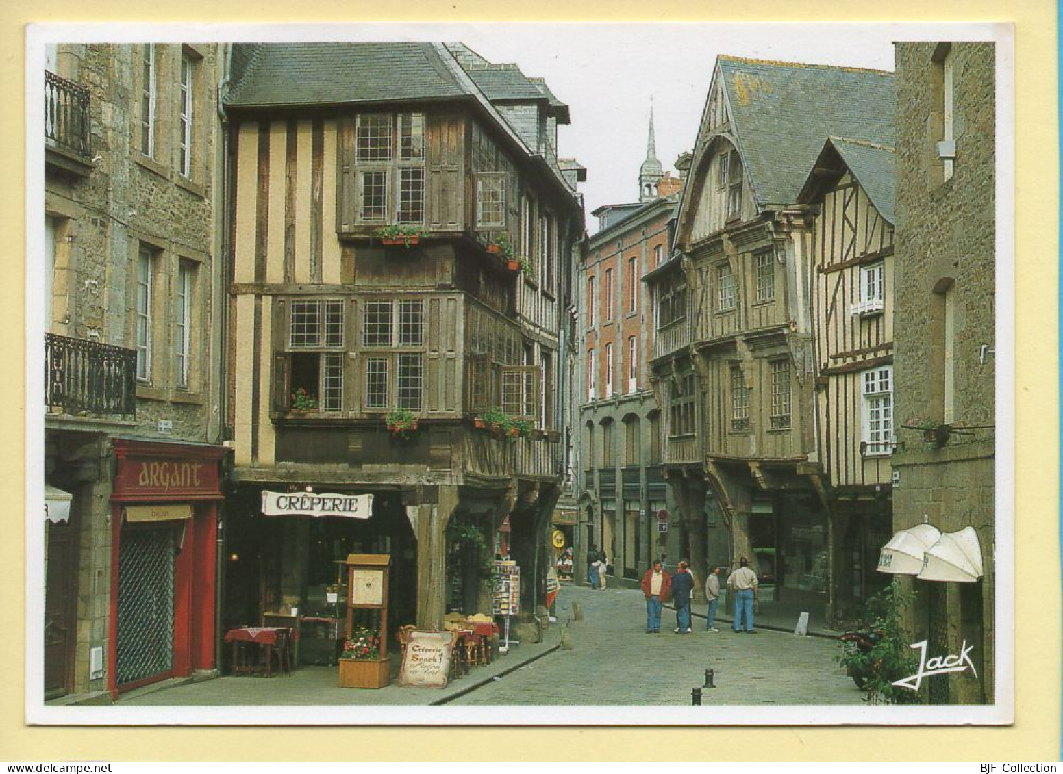 22. DINAN – Vieilles Maisons à Porches De La Rue De L'Apport (animée) (voir Scan Recto/verso) - Dinan