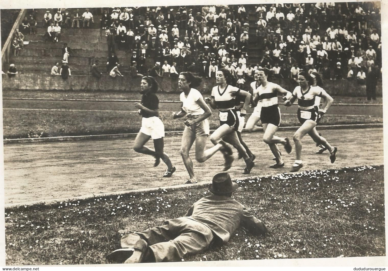 ATHLETISME : LA REUNION AU STADE PERSHING ORGANISEE PAR LA F.S.G.T. , UN PASSAGE DU 800 METRES FEMININ - Sport