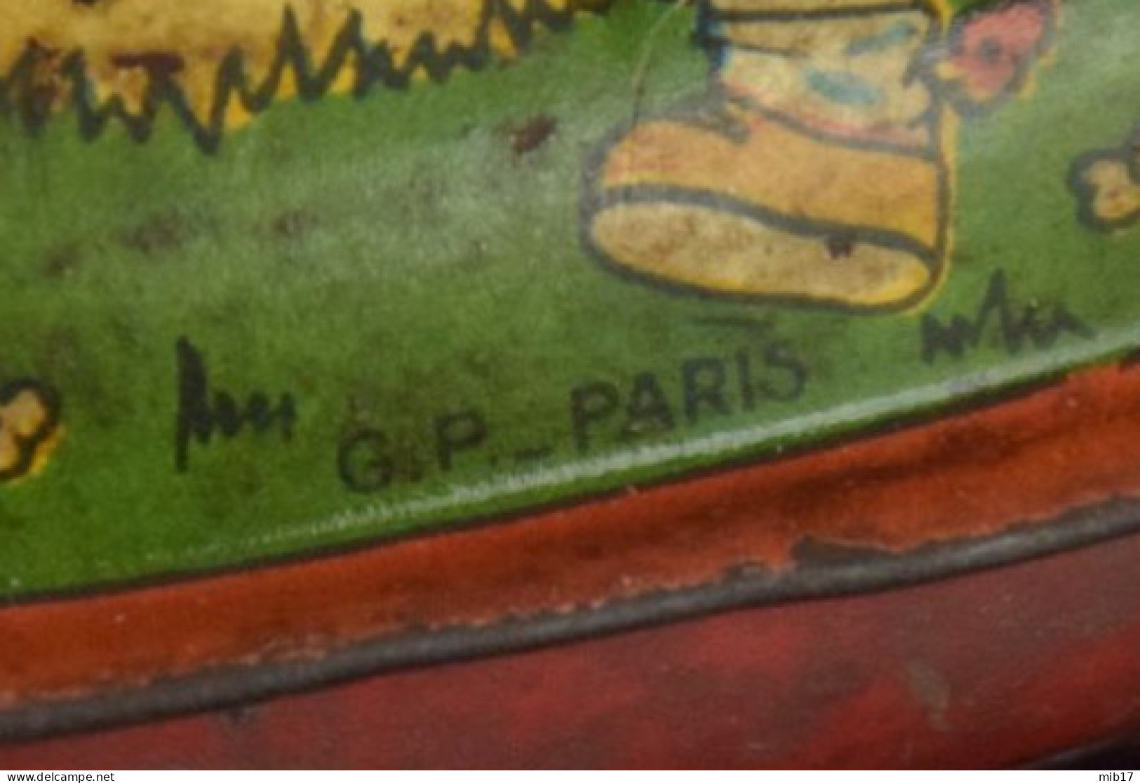 Toupie ancienne en tôle lithographiée GP PARIS - FRANCE - enfants dans différents habits